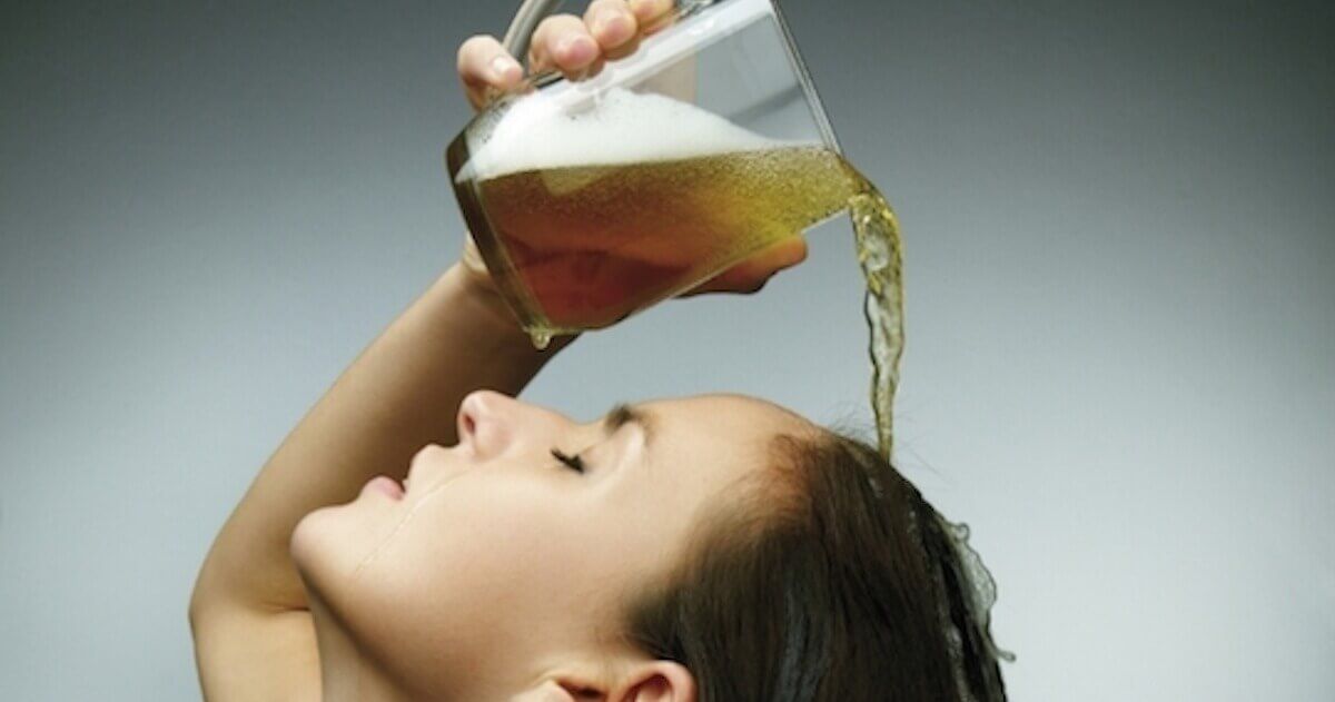 Gội đầu bằng bia giúp tóc phát triển khoẻ mạnh.