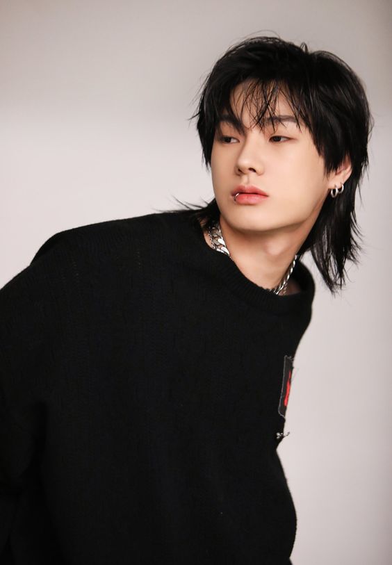 Kiểu tóc nam dài đẹp phong cách Hàn Quốc.