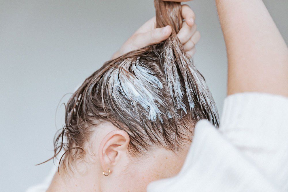 Muốn có tóc đẹp ăn Tết? “Triển” ngay 3 công thức kem ủ tóc DIY sau!